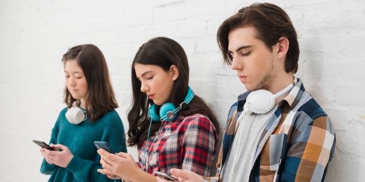 Congreso: aprueban que menores de 16 años tengan prohibido usar servicios digitales sin la autorización de un adulto