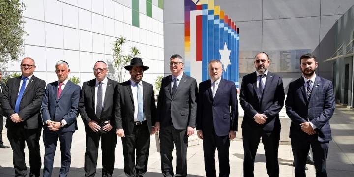 El canciller de Israel visitó la AMIA y rindió un homenaje a las víctimas del atentado terrorista de 1994