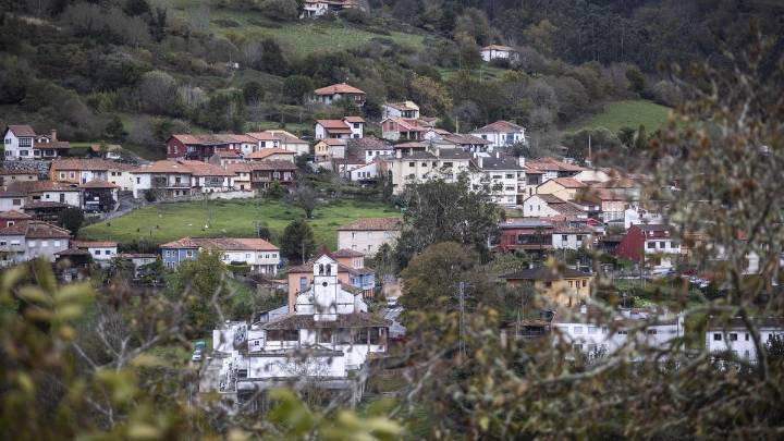 Una pequeña ONU en Asturias: este es el concejo rural en el que todos los extranjeros quieren vivir y que tiene vecinos de casi 30 nacionalidades diferentes