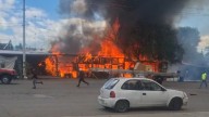 Se incendia bodega en la federal México-Puebla, presunta guarida de huachicoleros