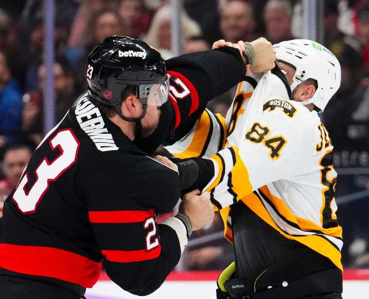 Bruins Tanner Jeannot lands big right to finish fight vs. Ottawa