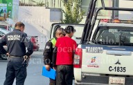 Resulta mujer lesionada tras ser atropellada por joven motociclista en estacionamiento de supermercado