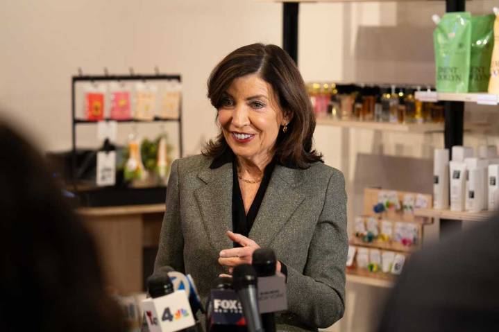 Retail theft down 13% in New York City, Hochul says