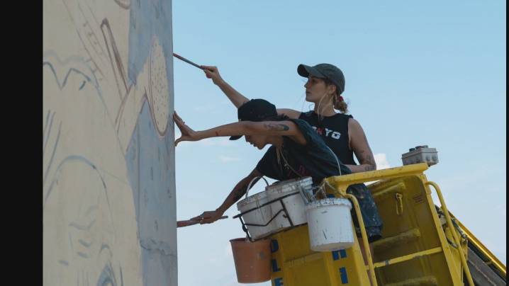 Dúo Amazonas: el arte de pintar murales con perspectiva feminista