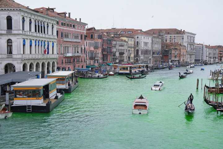Ecologistas tiñen de verde el Gran Canal de Venecia en protesta contra el cambio...
