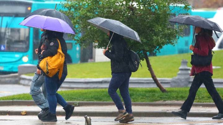 "Se viene una segunda baja segregada": Anuncian nuevo evento que dejaría lluvias este fin de semana en la Región Metropolitana