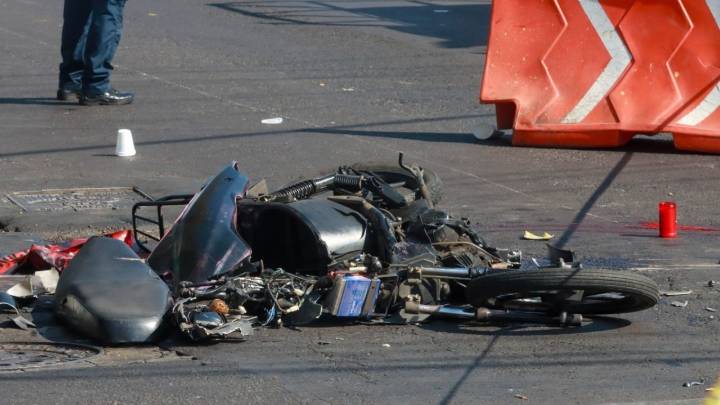 Muere mujer motociclista tras chocar con tráiler en Coyoacán, era repartidora de aplicación