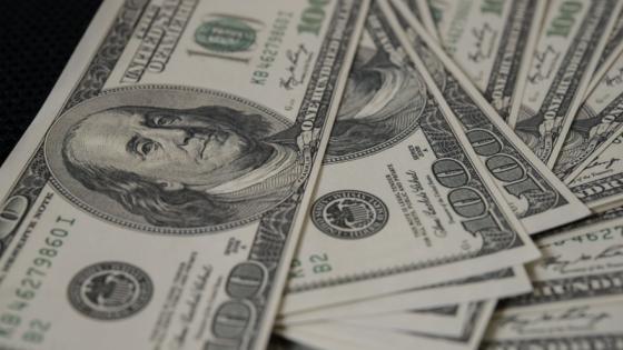 Dólar cayó por debajo de los $3.700 y alcanzó su nivel más bajo desde 2021