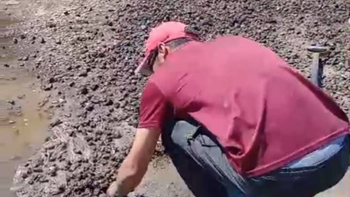 Un vecino tuvo que hacer el trabajo del Municipio para evitar que su barrio se inunde