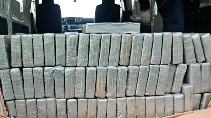 Desmantelan red que traficaba drogas a través del AICM