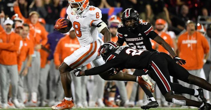 Clemson sneaks past No. 19 Louisville 20-19 despite botched punt snap and goal