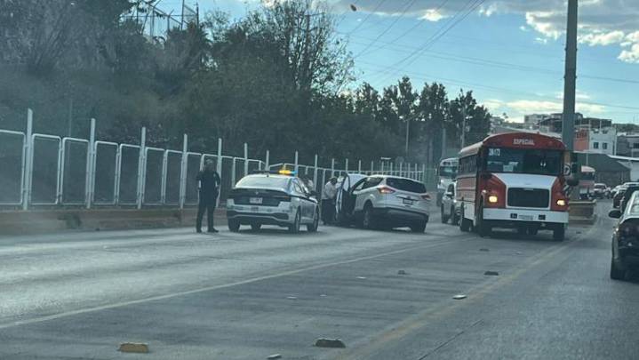 Pierde llanta, choca y provoca caos en la Cantera