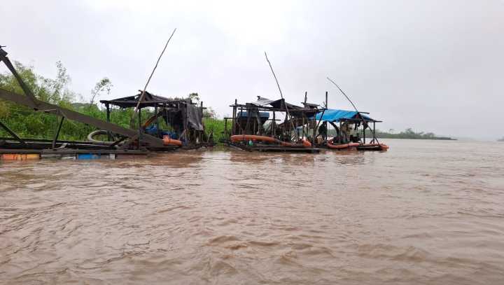 Madre de Dios: Fiscalía destruye flota de dragas usadas en minería ilegal