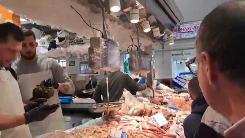 Así ha sonado la alarma del simulacro de tsunami en la plaza de abastos de Sanlúcar