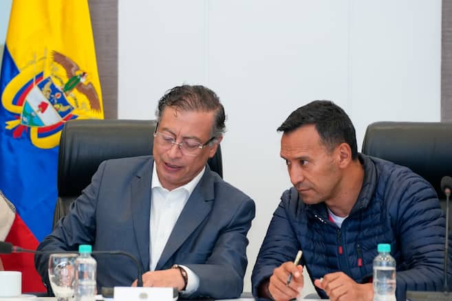 Gobierno Petro sortea presiones por bombardeos en Guaviare y giro en política de seguridad