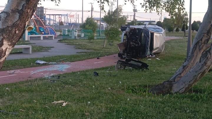 Conductor vuelca su vehículo en Av. Bulnes cerca de juegos infantiles