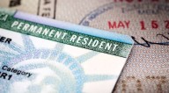 ¡Atención inmigrantes! estos son 3 requisitos clave para residentes con Green Card al viajar fuera de EE. UU.