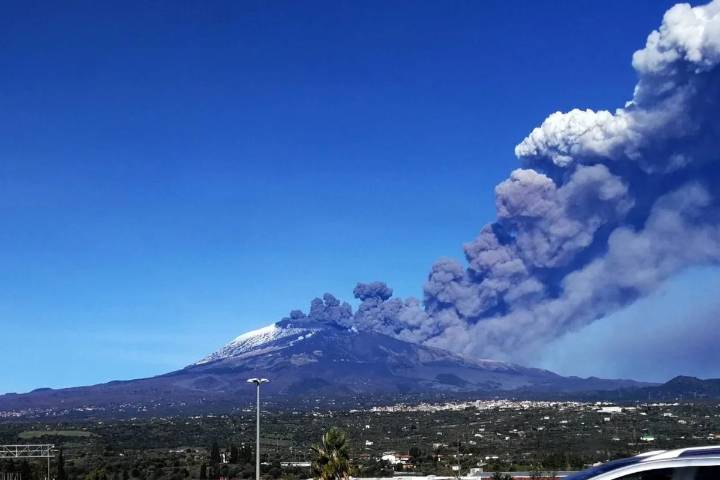 Sakurajima Volcano in Japan erupts, dozens of flights cancelled