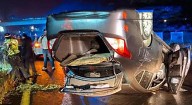 Volcó automóvil por la carretera mojada