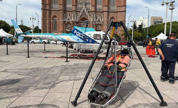VIDEO. Helicóptero, motos de agua y hasta buggies sorprenden en la Plaza Moreno