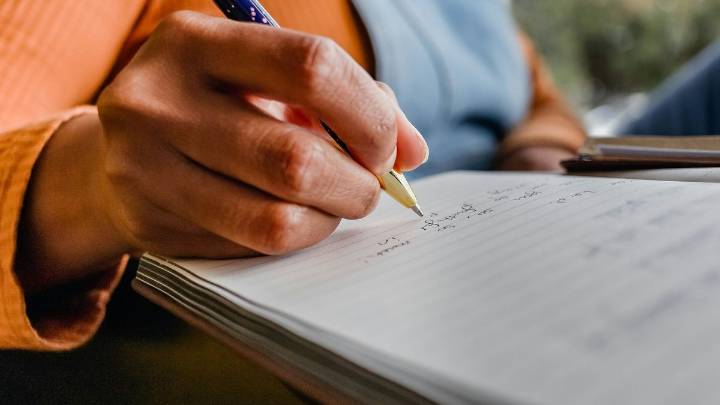 La palabra que se escribe con "V" pero que algunos confunden con "B", según la RAE