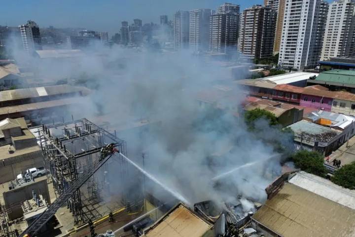 Gran incendio afectó a locales comerciales en pleno centro de Viña del Mar