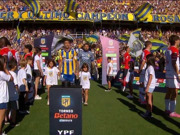 Los jugadores de Estudiantes hicieron el pasillo pero le dieron la espalda a los designados campeones de Central