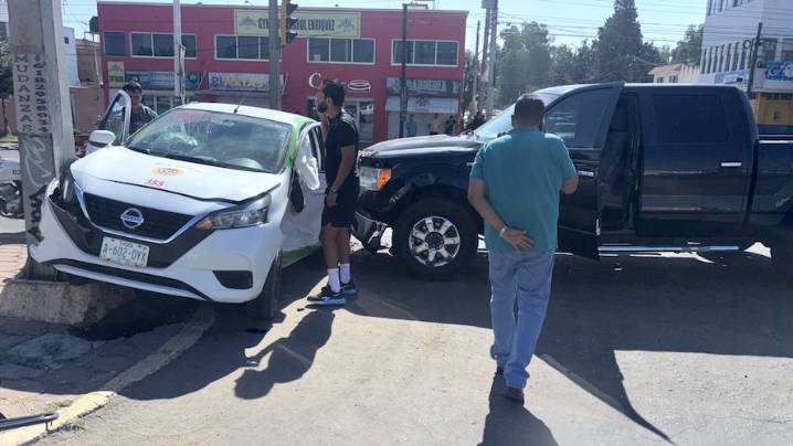 Se registró un fuerte choque en el bulevar Francisco Villa