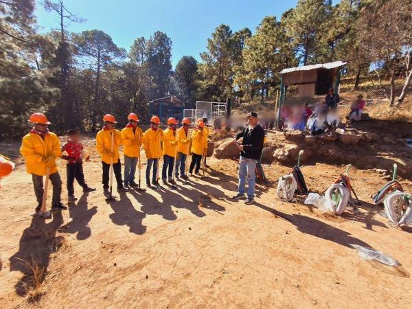 Llevan apoyo alimentario y herramienta agrícola a comunidades de Guachochi