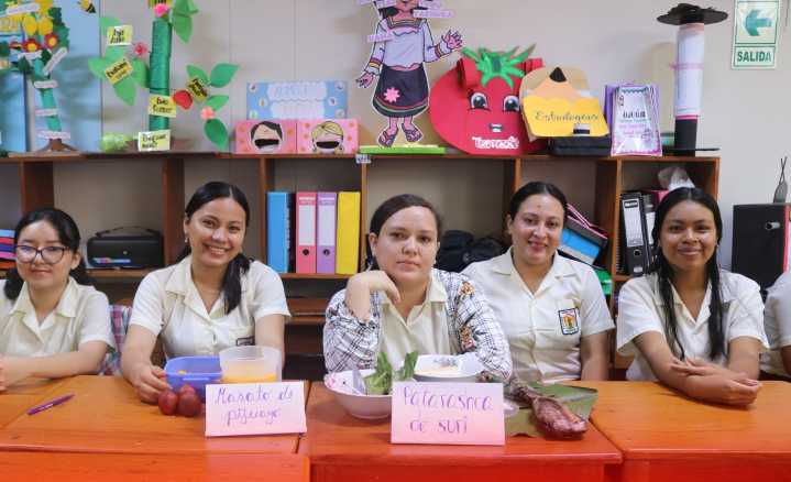 Estudiantes de EIN de escuela pedagógica expone alimentos tradicionales de las etnias Shawi y Kukama