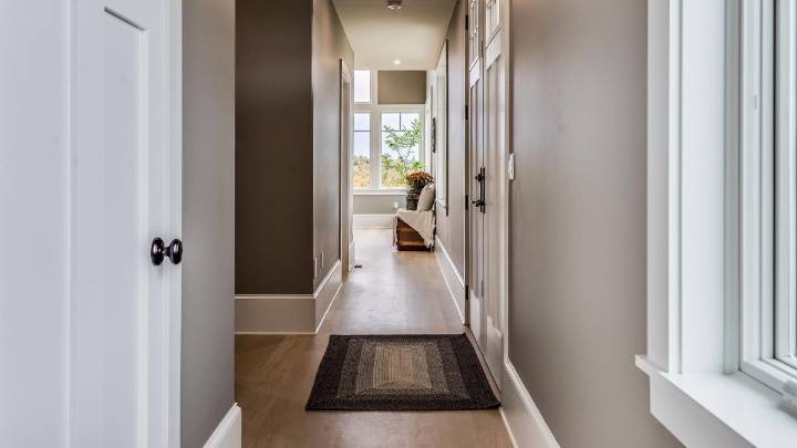 Ni cuadros, ni espejos: la alternativa para que un pasillo estrecho y alargado luzca más original