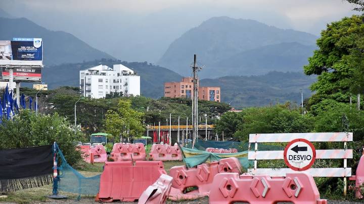 El País Denuncia: Residentes de Valle del Lili, sur de Cali, piden que algún día terminen obra vial que lleva varios años detenida
