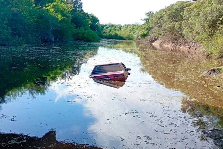 Pescador entrerriano encontró su auto hundido en arroyo