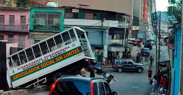 ¡IMPACTANTE CHOQUE! Vehículo de la GNB descontrolado se estrella cerca del Palacio de Miraflores (+Video)