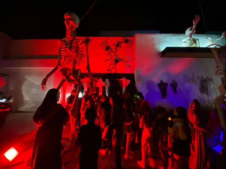 La familia Velázquez de Monclova vuelve a sorprender con su Casita del Terror