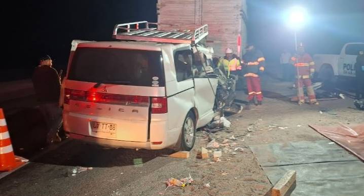 Tacna: Pareja chilena muere en choque de miniván con camión en vía a Arica