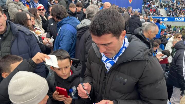 Alberto Zapater, un fenómeno de masas en el descanso del Real Zaragoza
