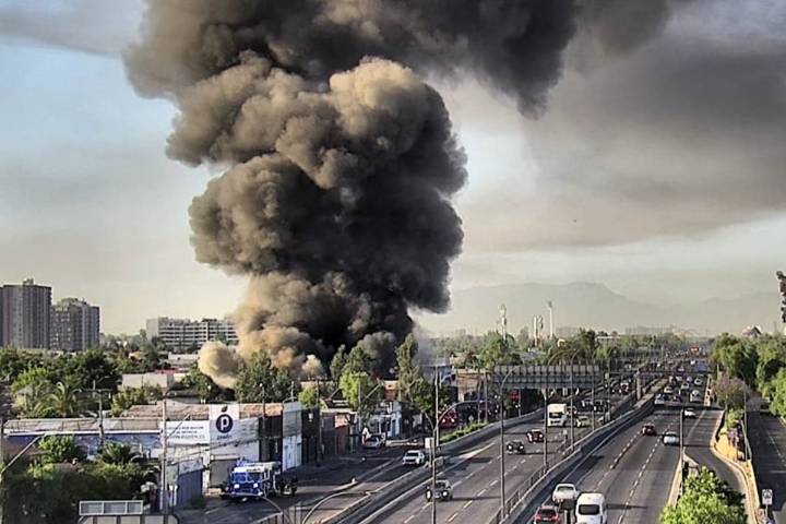 Incendio afecta local de venta de neumáticos en San Miguel: gran columna de “humo tóxico” se ve desde varias cuadras