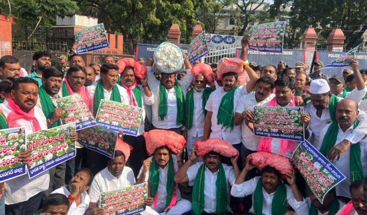 BRS stages protest in support of cotton farmers in Karimnagar