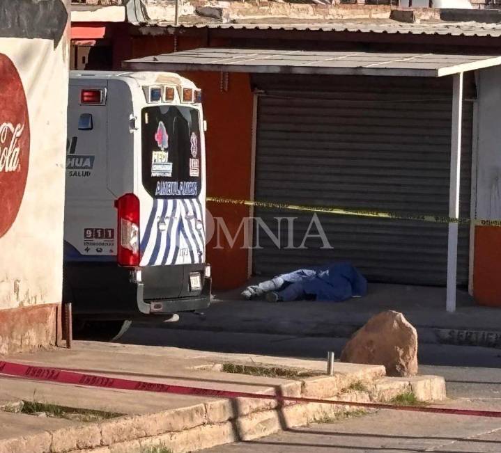 Mujer fallece en vía pública de la colonia Villa