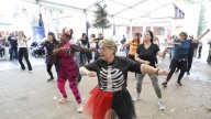 El Llano continúa de fiesta por Samaín con concurso de disfraces, taller de zumba y paellada: "El barrio está muy animado"