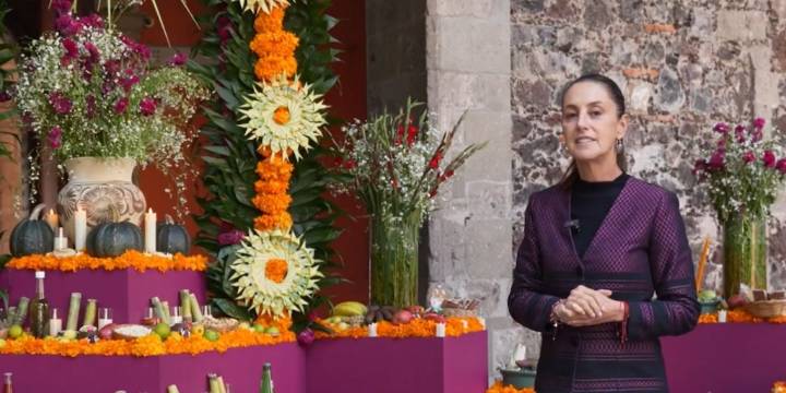 Sheinbaum celebra Día de Muertos: dedica ofrenda de Palacio Nacional a mujeres indígenas