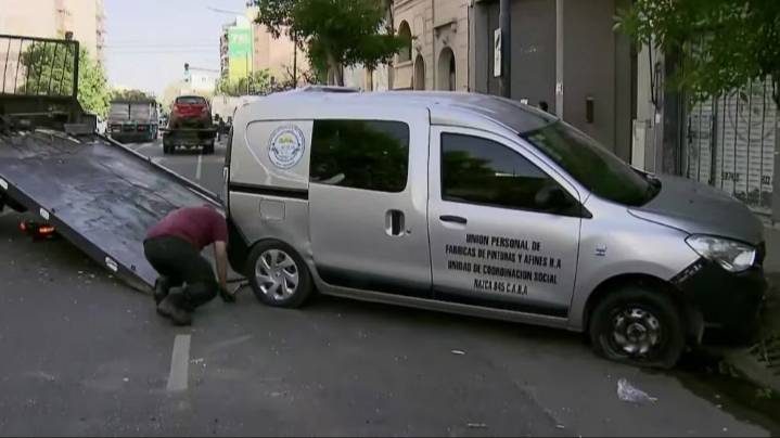 Video: un camión atropelló a una mujer y chocó a varios autos
