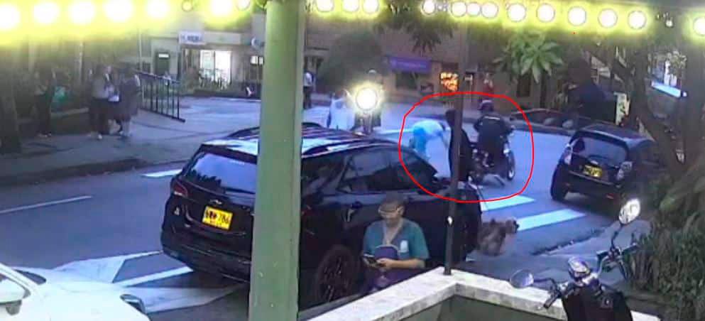 Buscan a motociclista que arrolló a una pareja de adultos mayores en Aranjuez