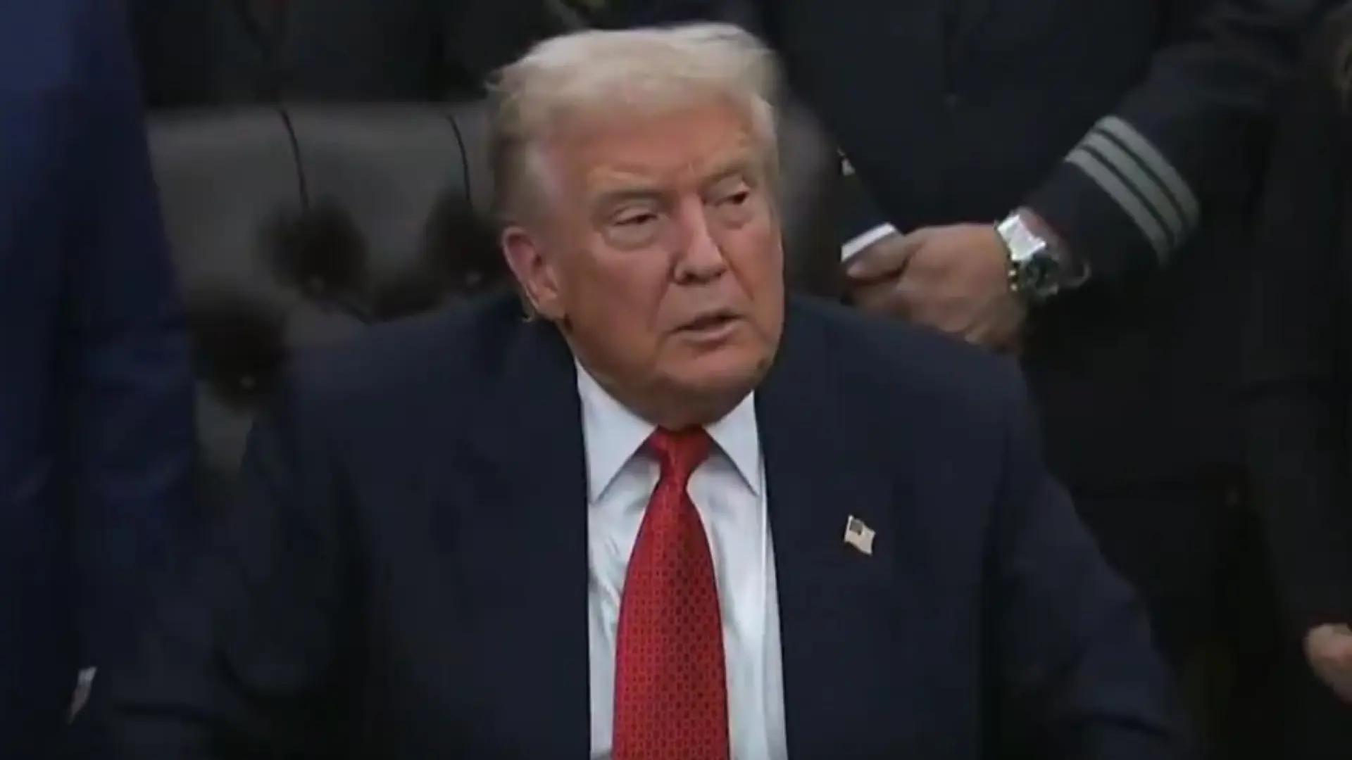 Trump se niega a responder a las preguntas sobre Epstein y termina de forma abrupta la rueda de prensa tras firmar el fin del cierre