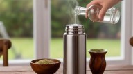Por qué especialistas recomiendan limpiar el termo del mate con sal y vinagre