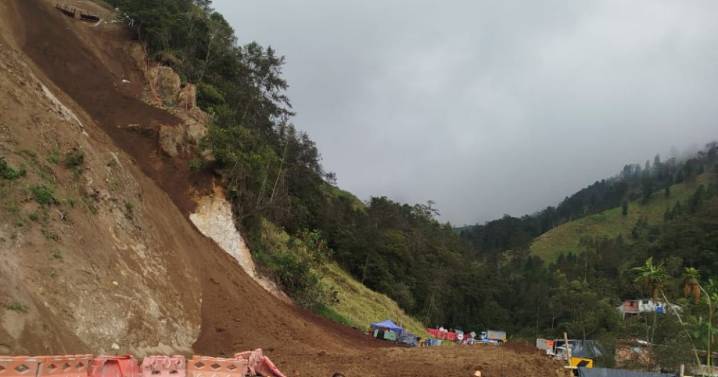 Vía Manizales-Bogotá: derrumbe bloquea el tránsito cerca del desvío hacia el volcán Nevado del Ruiz y Murillo