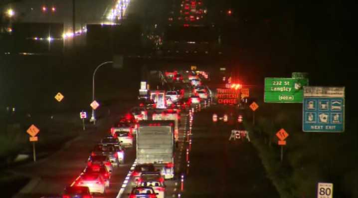 Truck strikes overpass on HWY 1 in Langley, says transport ministry