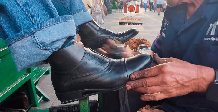 Entre gas pimienta y clientes ausentes, boleros resisten protestas en el Centro Histórico de Morelia