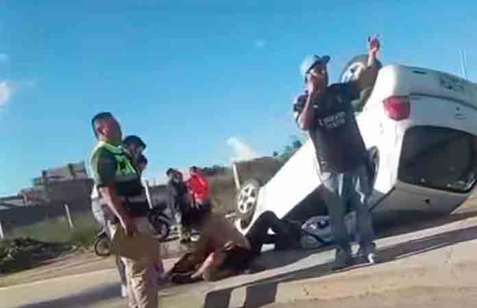 Auto derriba postes de luz y acaba volcado